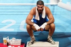 Olympic Tokyo: Cho là bị xử ép, võ sĩ Pháp ngồi biểu tình ở võ đài