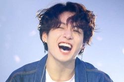 Hình ảnh Jungkook BTS và bố mẹ ngập tràn 'phố' Big Hit