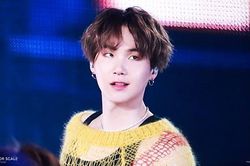 Chiếc áo mềm mại gợi cảm thể hiện đúng chất 'đường ca' Suga BTS