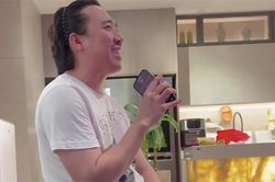 Trấn Thành than 'quần quật dưới bếp không ai thấy' nhưng hát karaoke lại bị Hari Won quay lén
