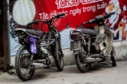 Xe máy cũ nát nhan nhản lộng hành trên phố Hà Nội