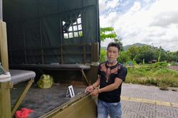 Bắt đối tượng ném ma túy vào thùng xe của cảnh sát để phi tang