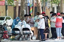 Covid-19 trở lại Trung Quốc: Đợt dịch nguy hiểm nhất trong nhiều tháng, 18/31 tỉnh thành báo động