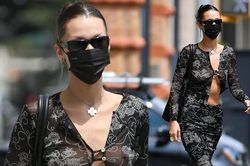 Bella Hadid phanh áo, không nội y táo bạo ra phố