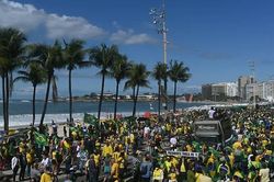 Hàng nghìn người biểu tình ủng hộ điều chỉnh hệ thống bầu cử ở Brazil