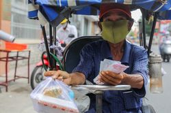 Xúc động nhóm từ thiện phát gần 25.000 suất cơm cho người nghèo ở TP.HCM