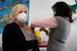Pfizer và Moderna nâng giá bán vaccine COVID-19 tại EU