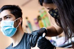Nước Mỹ đạt được mục tiêu tiêm chủng trong muộn màng