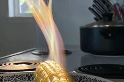 Hiệu ứng kỳ ảo khi ánh nắng chiếu qua bắp ngô nghi ngút khói