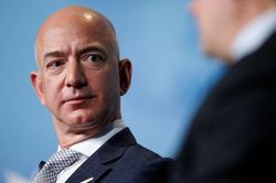 Đã có người giàu hơn Jeff Bezos
