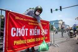 Cảnh tiếp tế đồ ăn cho người dân trong vùng phong tỏa ở Hà Nội