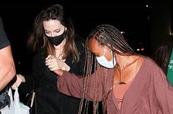 Angelina Jolie và con gái đi nghe nhạc