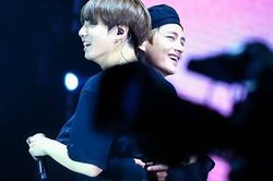 BTS: 'Cưng xỉu' những bức ảnh tình thân mến thân giữa V và Jungkook