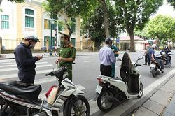 Hà Nội: Xử nghiêm nhiều trường hợp ra ngoài không có nhu cầu thiết yếu