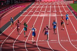 Karsten Warholm đi vào lịch sử trên đường chạy 400m vượt rào nam