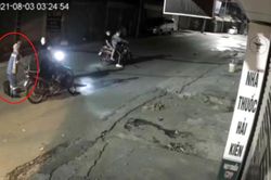 Điều tra 4 đối tượng cướp xe máy của nữ công nhân môi trường trong đêm