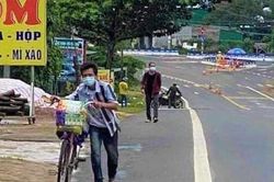 Tài xế chở hàng luồng xanh cho 10 người vào thùng xe tải về quê