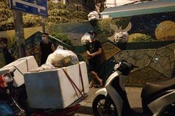 Hà Nội: Xử phạt 18 triệu đồng 9 người trèo rào ra, vào khu vực cách ly