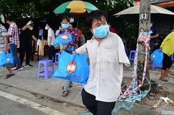 TP.HCM: Mất việc vì dịch, dân nghèo nghẹn ngào vui sướng nhận quà hỗ trợ