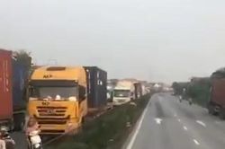 Xe vận tải hàng hóa ùn tắc 4,6 km qua chốt kiểm dịch Dụ Nghĩa, Quốc lộ 5