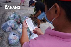 Đi chợ giúp người dân trong khu phong tỏa