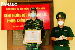 Trao Bằng khen của Bộ Tư lệnh Bộ đội Biên phòng cho Thượng úy Nguyễn Thanh Bình vì hành động đẹp