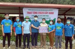 Trao tặng trên 25.000 cây xanh cho người dân xã Tênh Phông