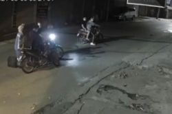Nữ công nhân môi trường bật khóc khi bị cướp xe máy trong đêm
