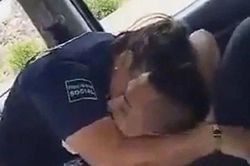 'Thân mật' trong xe công vụ, cặp đôi cảnh sát bị sa thải