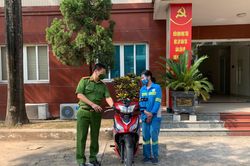 Công an quận Nam Từ Liêm tặng xe máy mới cho chị lao công bị cướp trong đêm