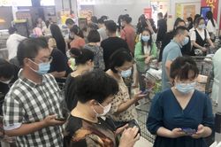 Người dân Vũ Hán đổ xô mua đồ tích trữ
