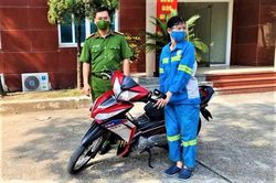 Công an tặng xe máy cho nữ lao công bị cướp