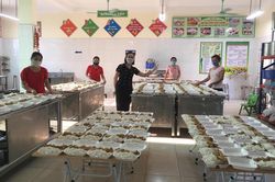 Những bữa cơm yêu thương ở nơi 'cách ly không cách lòng'