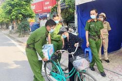 Quận Đống Đa: Xúc động hình ảnh cụ bà đạp xe chở nước tiếp sức cho chốt phòng chống dịch