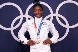 Simone Biles trở lại, giành HCĐ Olympic Tokyo để lập kỷ lục