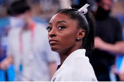 TIẾT LỘ: Simone Biles nén nỗi đau mất người thân, giành huy chương Olympic