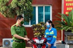 Công an tặng xe máy cho nữ lao công bị cướp xe trong đêm