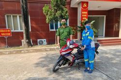 Nữ lao công bị cướp trong đêm được công an Từ Liêm tặng xe máy