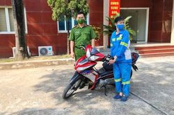 Nữ lao công bị cướp trong đêm ở Hà Nội được tặng 2 xe máy mới