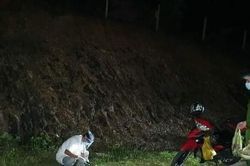 Nhịn đói 3 ngày lái xe máy nghìn km về quê, người đàn ông kiệt sức gục bên đường