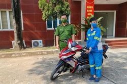 Công an quận Nam Từ Liêm tặng xe máy cho nữ lao công bị cướp