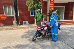 Hà Nội: Công an tặng xe máy mới cho chị lao công bị cướp trong đêm