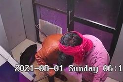 Thấy người đi thể dục sáng, hai tên trộm ATM vứt xà beng bỏ chạy