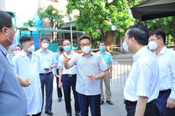 Phó Thủ tướng Vũ Đức Đam kiểm tra phòng chống dịch COVID-19 ở Hà Nội