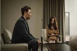 Thấy vợ có biểu hiện lạ khi đi làm ca đêm, bí mật bám theo, chồng choáng váng trước những gì nhìn thấy