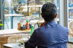 Người đàn ông vào nhà hàng không gọi gì suốt 2 tiếng, rồi làm 1 việc khiến ai cũng há hốc mồm kinh ngạc