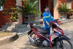 Nữ lao công bị 4 thanh niên cướp xe máy trong đêm ở Hà Nội vừa được tặng chiếc xe khác