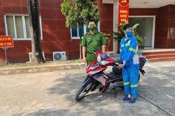Công an góp tiền tặng xe máy mới cho nữ lao công bị cướp trong đêm