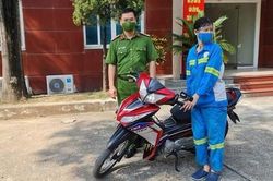 Công an tặng xe máy mới cho nữ công nhân môi trường bị cướp trong đêm