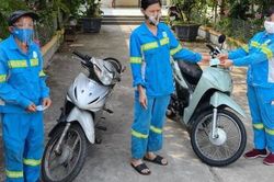 Được tặng 4 xe máy, nữ lao công bị cướp ở Hà Nội tặng lại đồng nghiệp khó khăn